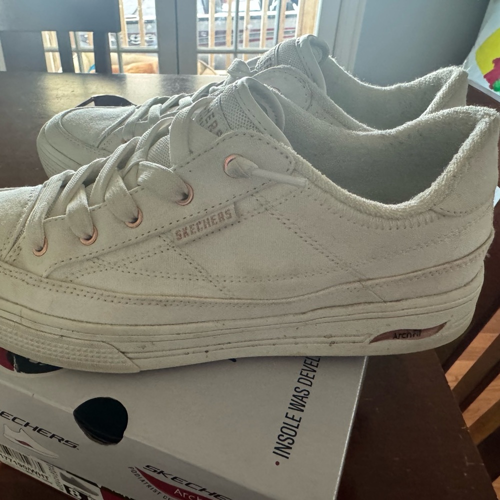 Sketchers “meet ya there” sneakers